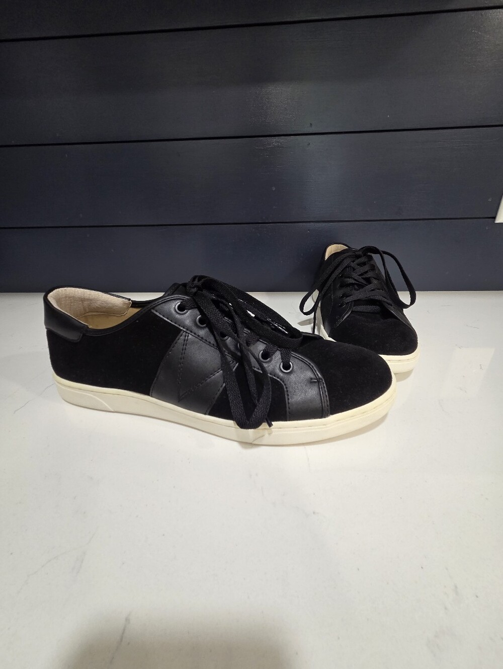 Vionic Jerome Suede Lace Up Comfort Support Rubber Sole Sneaker Shoe size 9.5